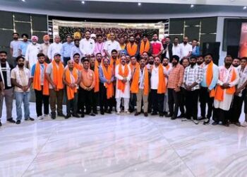 कांग्रेस और अकाली दल को बड़ा झटका विधायक शेरी कलसी के नेतृत्व में आम आदमी पार्टी समेत कई कांग्रेस और अकाली दल के नेता और कार्यकर्ता परिवार शामिल