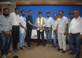 इलेक्ट्रिकल कांट्रेक्टर यूनियन यूनियन के सचिव शुभम सूद ,कोषाध्यक्ष रविन्द्र शर्मा मुख्य संसदीय सचिव को सौंपा ज्ञापन