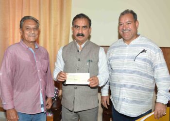 पालमपुर के करुण शर्मा द्वारा आज नादौन में मुख्यमंत्री ठाकुर सुखविंदर सिंह सुक्खू को मुख्यमंत्री राहत कोष के लिए 11000 रुपये का चेक भेंट किया गया।