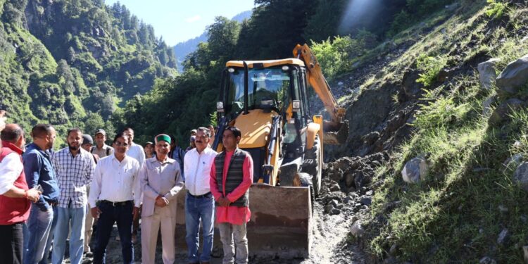 Chhota Bhangal क्षेत्र की दोनों सड़क मार्गों को खोलने का कार्य युद्ध स्तर पर जारी : See Video