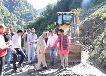 Chhota Bhangal क्षेत्र की दोनों सड़क मार्गों को खोलने का कार्य युद्ध स्तर पर जारी : See Video