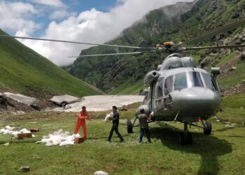 वायुसेना के हेलीकॉप्टर से कुल्लू जिला के दूरदराज लाहुली  थाच में भेड़पालको को  पहुंचाया राशन