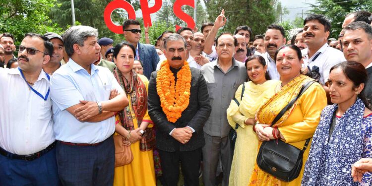 एनपीएस कर्मचारी संघ ने मुख्यमंत्री को सम्मानित किया और पुरानी पेंशन योजना की बहाली के लिए उनका धन्यवाद किया