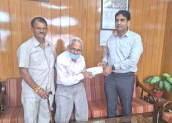 पूर्व आईएएस अधिकारी ने आपदा राहत कोष के लिए डीसी को सौंपा एक लाख का चेक