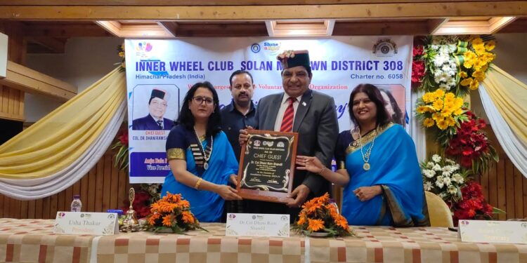 ऊषा ठाकुर बनी इनरव्हील क्लब सोलन मिडटाउन की प्रधान रैना गुप्ता बनी सचिव