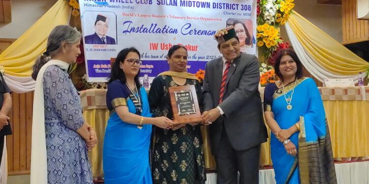 ऊषा ठाकुर बनी इनरव्हील क्लब सोलन मिडटाउन की प्रधान रैना गुप्ता बनी सचिव