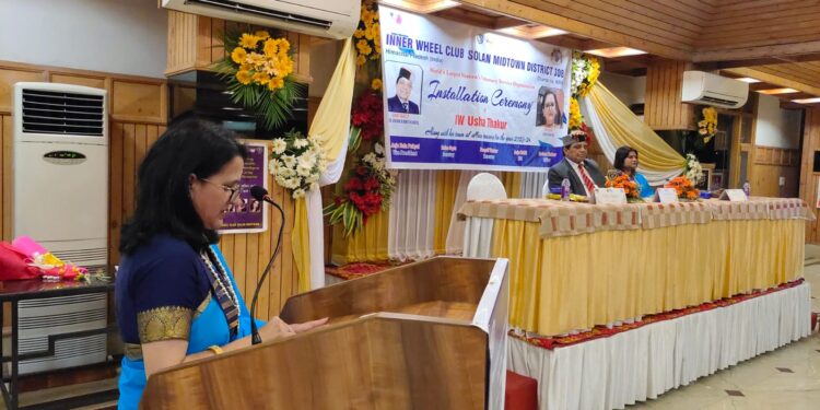 ऊषा ठाकुर बनी इनरव्हील क्लब सोलन मिडटाउन की प्रधान रैना गुप्ता बनी सचिव