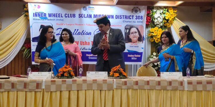 ऊषा ठाकुर बनी इनरव्हील क्लब सोलन मिडटाउन की प्रधान रैना गुप्ता बनी सचिव