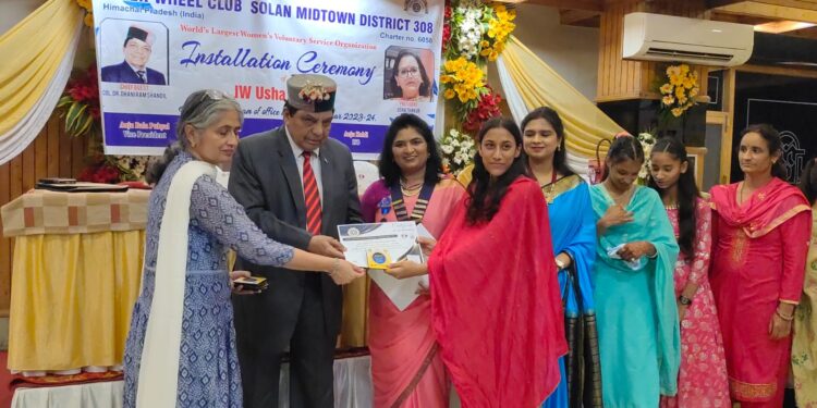 ऊषा ठाकुर बनी इनरव्हील क्लब सोलन मिडटाउन की प्रधान रैना गुप्ता बनी सचिव