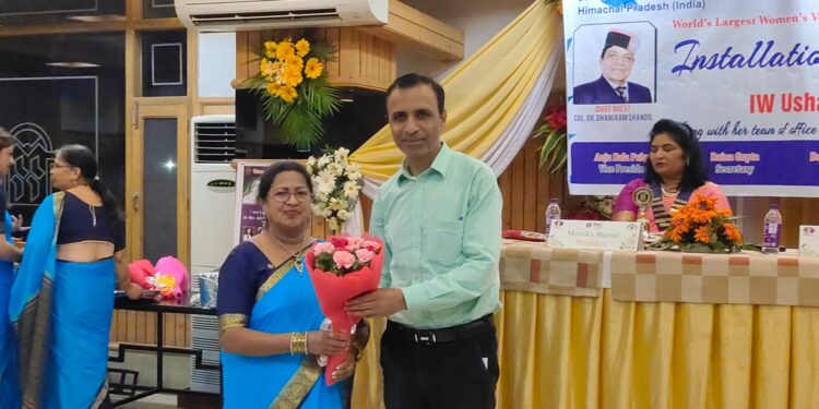 ऊषा ठाकुर बनी इनरव्हील क्लब सोलन मिडटाउन की प्रधान रैना गुप्ता बनी सचिव