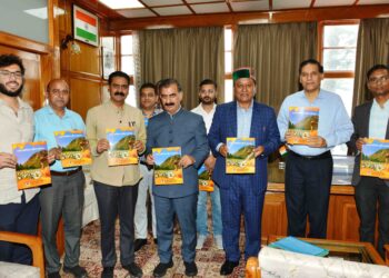 मुख्यमंत्री ने ‘व्यावसायिक मौन पालन’ पुस्तक का विमोचन किया