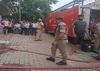 चंडीगढ़ में प्लास्टिक गोदाम में लगी आग:झुलसने से एक महिला की मौत; 3 की हालत गंभीर, फायर ब्रिगेड ने 2 घंटे में पाया काबू