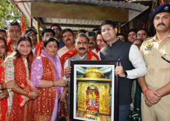 मुख्यमंत्री ठाकुर सुखविंदर सिंह सुक्खू ने आज परिवार सहित माता चिन्तपूर्णी मंदिर में प्रदेशवासियों के सुख-समृद्धि की कामना की।