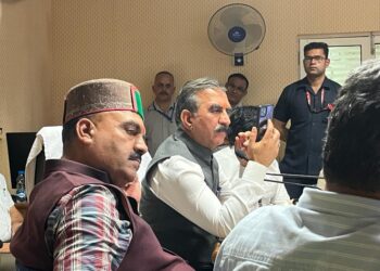 मुख्यमंत्री ने सोमवार सुबह चार बजे तक राहत एवं बचाव कार्य का जायजा लिया नदी-नालों के निकट न जाने की अपील की