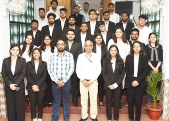 विधि कार्य विभाग में विधि के छात्र , वी.के. शर्मा, संयुक्त सचिव एवं विधि सलाहकार द्वारा सम्मानित