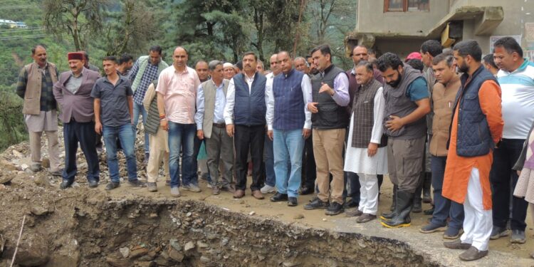 जिनके घर चले गये उन्हें तिरपाल भी नहीं दे पाई सरकार : जयराम ठाकुर