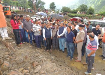 जिनके घर चले गये उन्हें तिरपाल भी नहीं दे पाई सरकार : जयराम ठाकुर