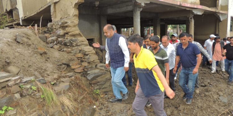 जिनके घर चले गये उन्हें तिरपाल भी नहीं दे पाई सरकार : जयराम ठाकुर