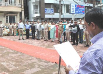 24वीं वर्षगांठ के अवसर पर यहां कारगिल शहीद स्मारक पर शहीदों को भावभीनी श्रद्धांजलि