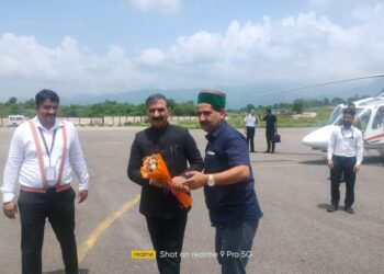 सीएम का गगल हवाई अड्डे पर विधायक पठानिया ने किया स्वागत
