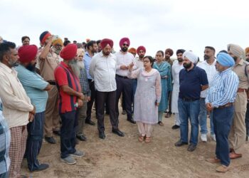 लुधियाना उपायुक्त सुरभि मलिक ने सोमवार को जिले के कई गांवों में बाढ़ की स्थिति का जायजा लिया