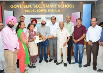 पटियाला वेलफेयर सोसायटी ने सरकारी स्कूल मॉडल टाउन के मेधावी विद्यार्थियों को सम्मानित किया