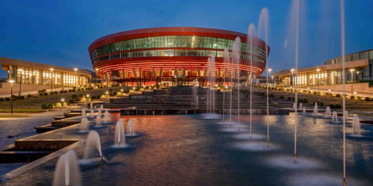 प्रधानमंत्री ने आईटीपीओ इंटरनेशनल एक्जीबिशन-सह-कन्वेंशन सेंटर के श्रमिकों को सम्मानित किया