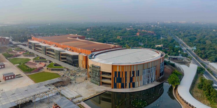 प्रधानमंत्री ने आईटीपीओ इंटरनेशनल एक्जीबिशन-सह-कन्वेंशन सेंटर के श्रमिकों को सम्मानित किया