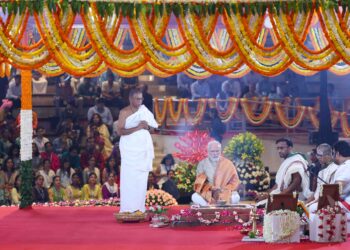 प्रधानमंत्री ने आईटीपीओ इंटरनेशनल एक्जीबिशन-सह-कन्वेंशन सेंटर के श्रमिकों को सम्मानित किया