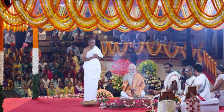 प्रधानमंत्री ने आईटीपीओ इंटरनेशनल एक्जीबिशन-सह-कन्वेंशन सेंटर के श्रमिकों को सम्मानित किया