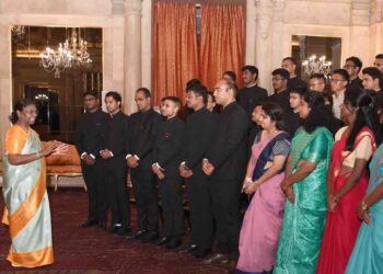 भारतीय वन सेवा के प्रोबेशनरों और भारतीय रक्षा संपदा सेवा के अधिकारियों/प्रशिक्षु अधिकारियों ने राष्ट्रपति से मुलाकात की