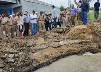 नवांशहर उपायुक्त एवं एस.एस.पी ने किया बारिश प्रभावित क्षेत्रों का दौरा