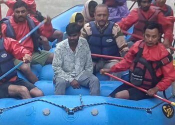 औद्योगिक प्रशिक्षण संस्थान सुन्नी मस्जिद में फंसे 03 लोगों को राफ्ट की सहायता से सुरक्षित निकाला गया