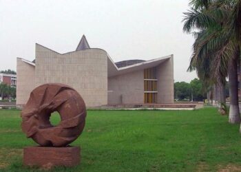 पुलिस ने पंजाब यूनिवर्सिटी के पांच ब्वॉयज हॉस्टल में एक साथ छापेमारी की