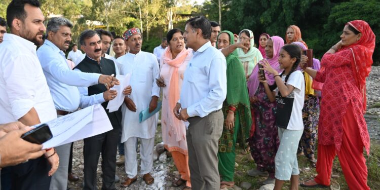 मुख्यमंत्री ने हमीरपुर के भोरंज में भारी बारिश प्रभावित गांवों का दौरा किया