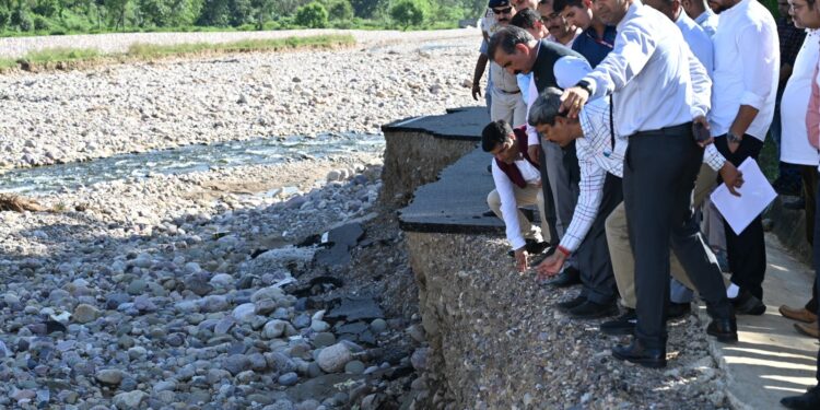 मुख्यमंत्री ने हमीरपुर के भोरंज में भारी बारिश प्रभावित गांवों का दौरा किया