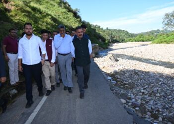 मुख्यमंत्री ने हमीरपुर के भोरंज में भारी बारिश प्रभावित गांवों का दौरा किया