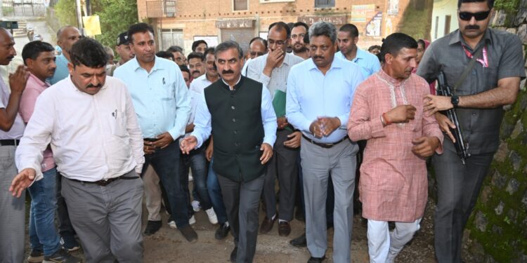 मुख्यमंत्री ने हमीरपुर के भोरंज में भारी बारिश प्रभावित गांवों का दौरा किया