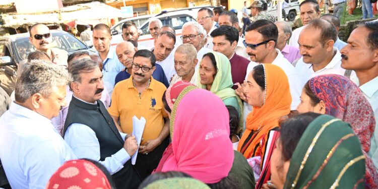 मुख्यमंत्री ने हमीरपुर के भोरंज में भारी बारिश प्रभावित गांवों का दौरा किया