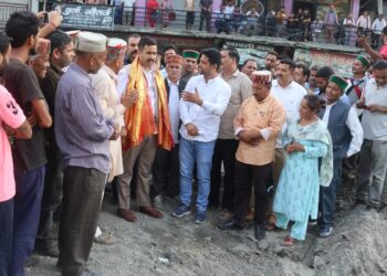 विक्रमादित्य सिंह ने मंडी जिले के बाढ़ प्रभावित बालीचौकी क्षेत्र का दौरा कर  सरकार की ओर से हर संभव मदद का भरोसा दिया