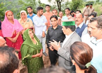 कर्नल धनीराम शांडिल ने सस्त्र बल्ही में लिया नुकसान का जायजा, भूस्खलन प्रभावितों का पूछा हाल