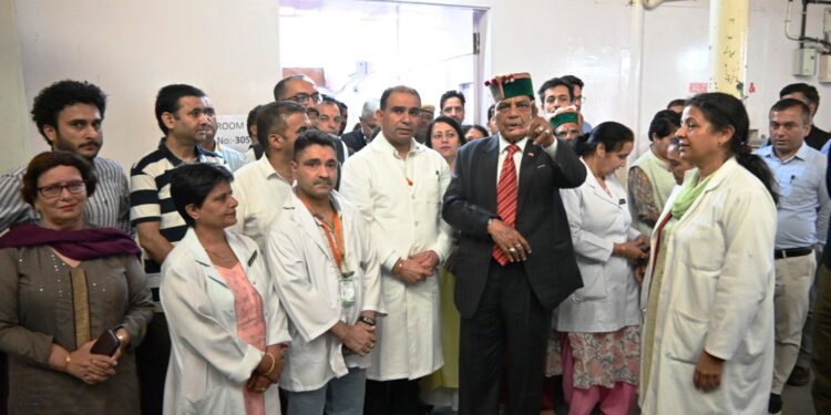 आईजीएमसी में एक ही स्थान पर उपलब्ध करवाई जा रही हिमकेयर और आयुष्मान भारत की पूर्ण सुविधा, लोगों को मिल रहा तुरंत लाभ – स्वास्थ्य मंत्री