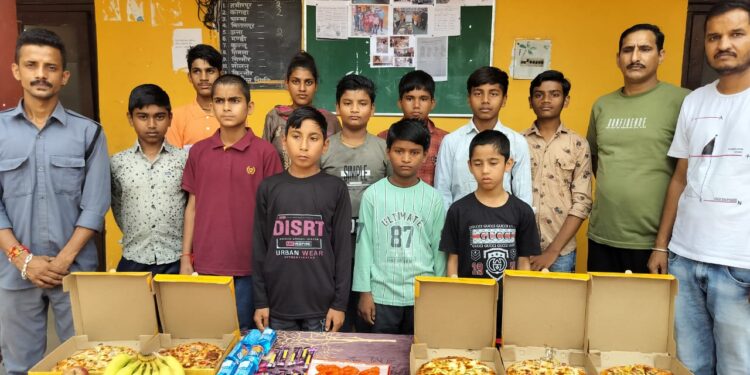 Hamirpur : बाल आश्रम के बच्चों को बांधी राखियां, शिवधाम पार्क की सैर करवाई