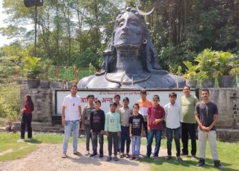 Hamirpur : बाल आश्रम के बच्चों को बांधी राखियां, शिवधाम पार्क की सैर करवाई