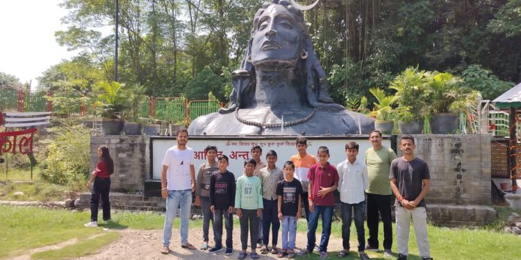 Hamirpur : बाल आश्रम के बच्चों को बांधी राखियां, शिवधाम पार्क की सैर करवाई