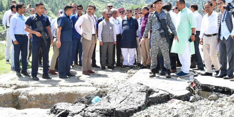 Himachal: भारी बारिश से हुए नुकसान का जायजा लेने कुल्लू पहुंचे नितिन गडकरी