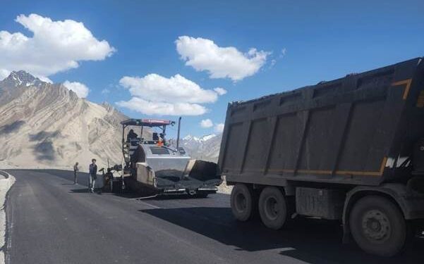 नितिन गडकरी ने कहा कि राष्ट्रीय राजमार्ग 301 पर कारगिल-ज़ंस्कर इंटरमीडिएट लेन को जल्द ही उन्नत किया जा रहा है