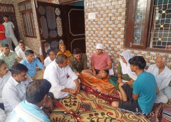 मुकेश अग्निहोत्री ने सहोड़ा पहुंचकर कनिष्ठ अभियंता के परिवार संग प्रकट की संवेदनाएं