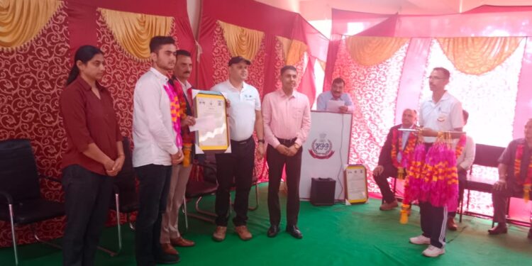 काँगड़ा पुलिस से पाँच पुलिस कर्मचारी पुलिस विभाग में अपनी अमूल्य सेवायें देने के उपरान्त सेवा निवृत