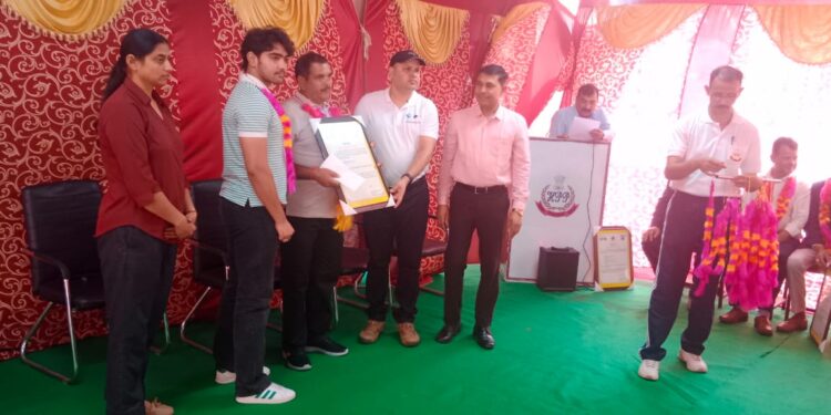 काँगड़ा पुलिस से पाँच पुलिस कर्मचारी पुलिस विभाग में अपनी अमूल्य सेवायें देने के उपरान्त सेवा निवृत